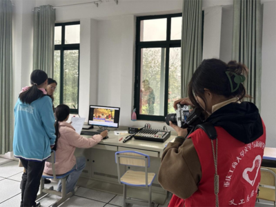光影筑夢，愛心同行——文新青服赴迎龍中學開展公益攝影攝像志愿服務活動紀實